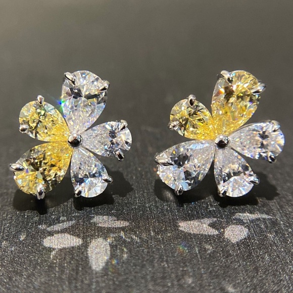 - - 🌸Beautiful Canary and White Prong Set lab Diamond Flower Post Back Ear… - Picture 9 of 10